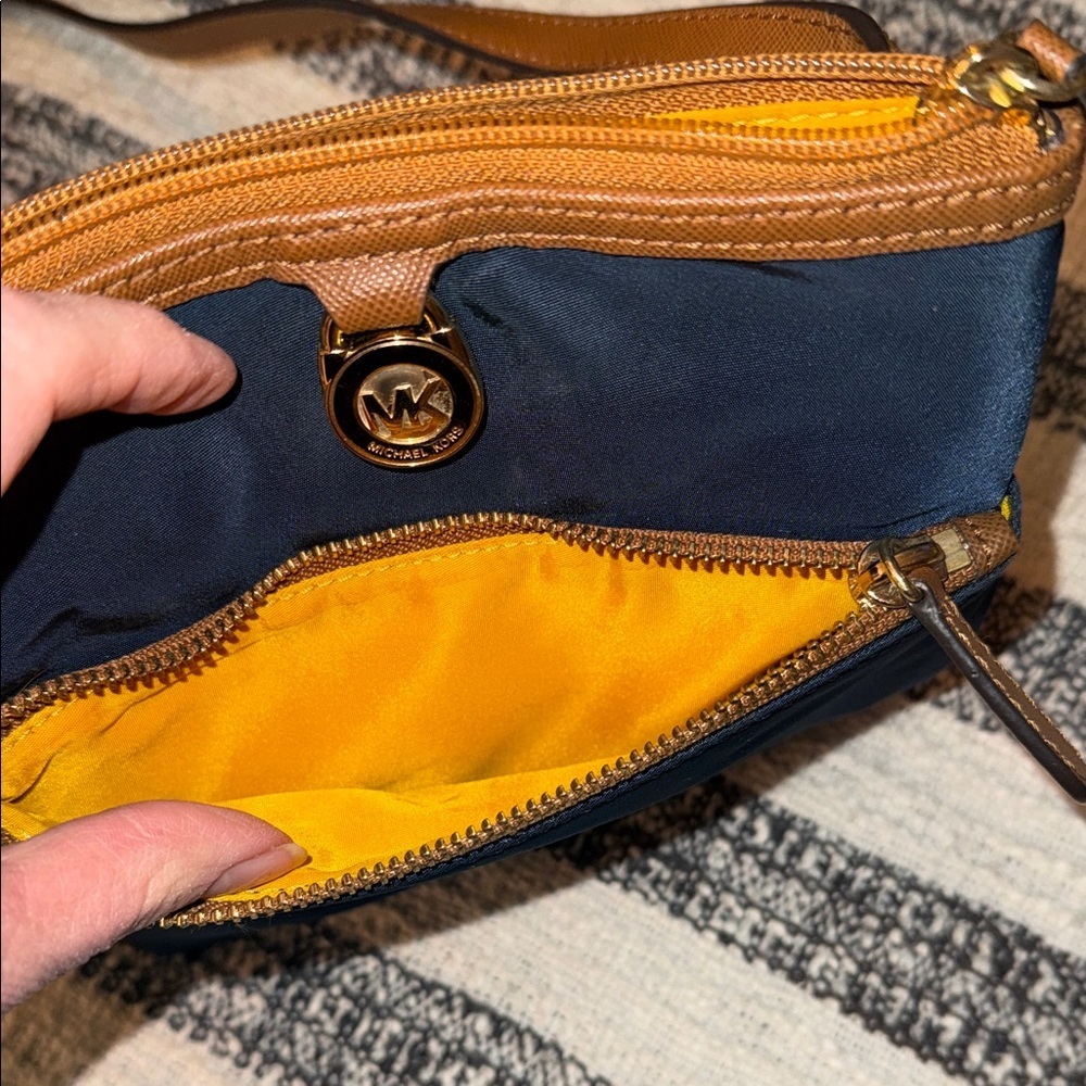 Michael Kors blue & tan nylon & leather crossbody compact travel pockets purse - Picture 3 of 13